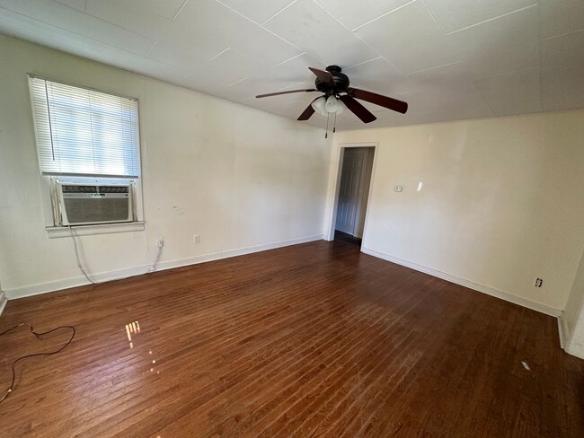 Building Photo - Come take a look at this 2-bedroom 1-bahtr...