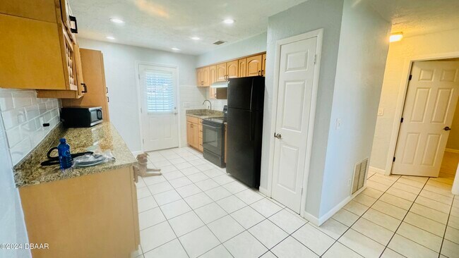 Building Photo - 2573 Coral Way E