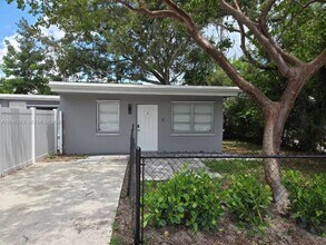 Building Photo - 325 SW 14th Ct