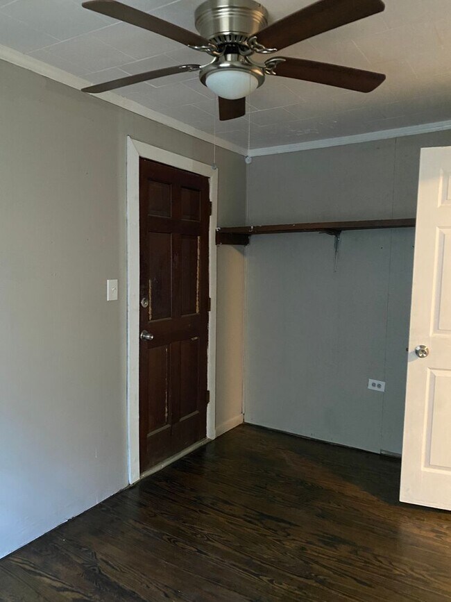 Foto del edificio - COMING SOON! TWO Bedroom house with BONUS ROOM !