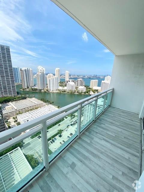 Building Photo - 950 Brickell Bay Dr