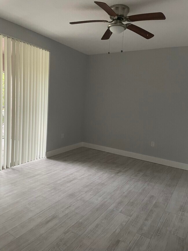 Foto del edificio - 6800 W Sample Rd