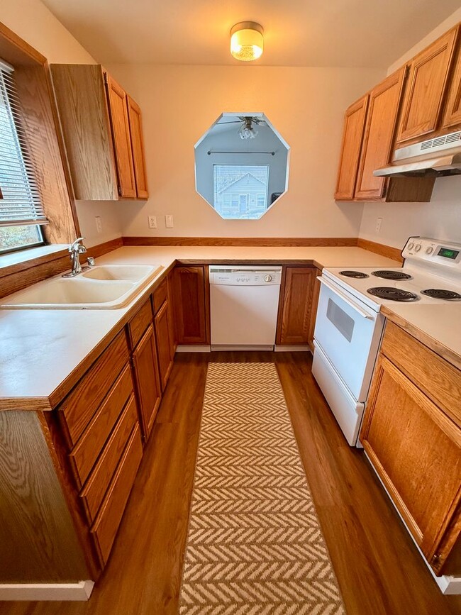 Foto del edificio - Live in Sunny Land! Updated 2 Bedroom with Great Amenities Available NOW!