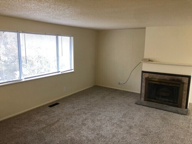 Building Photo - Large 3 Bed, 2 Bath Split Level Home in Newberg- Landscaping Included