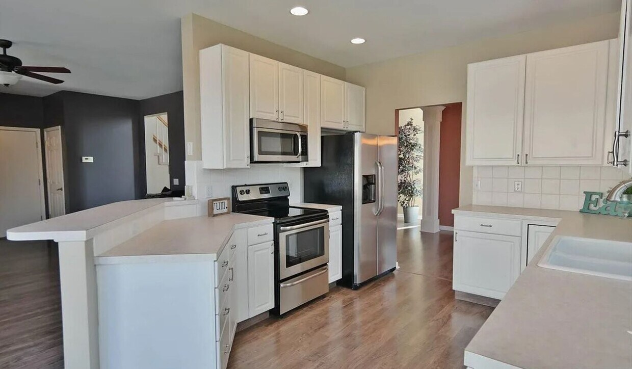 Foto principal - Modern 3 Bedroom 4 Bathroom Bellevue Home!