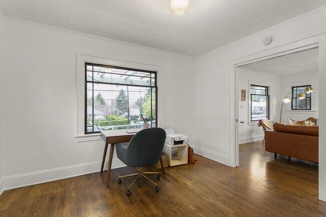 Foto del edificio - 3 bedroom, 2 bath gorgeous home now available by Mt. Tabor Park in SE Portland!