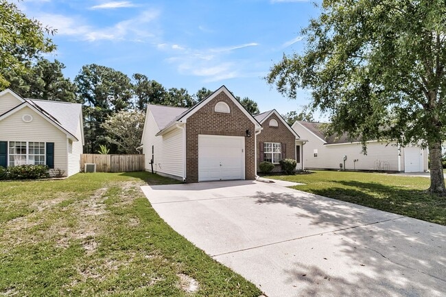 Building Photo - Bright & Inviting 3-Bedroom 2- Bathroom Ho...