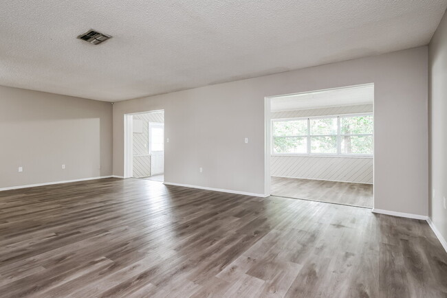 Building Photo - 10412 Manassas Cir