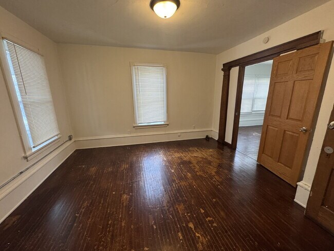 Foto del edificio - Upper level 3-Bed Duplex with Hardwood Elegance & 2 Baths in North Minneapolis!