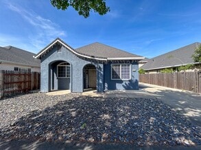 Building Photo - 1826 Bedford Dr