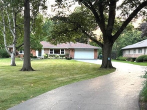Building Photo - 810 S Edgewood Ln