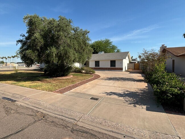 Building Photo - Meticulously Cared For Tempe Home with Lus...