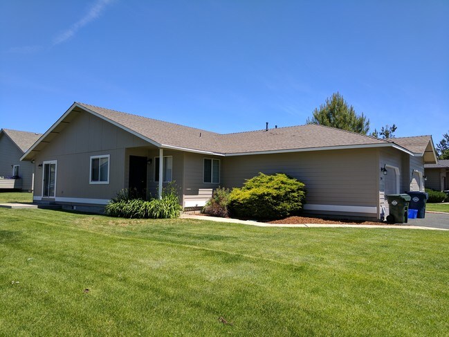 Building Photo - 2104 NE Linnea Dr