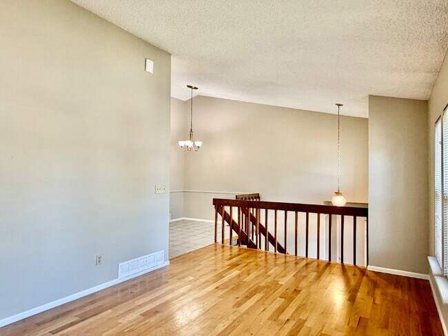 Building Photo - Charming Split-Level Oasis on a Quiet Cul-de-Sac Backing to Greenspace. New Carpet, New Paint and...