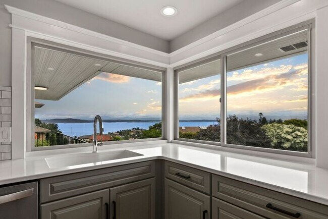 Foto del edificio - Gorgeous West Seattle Mid-Century Modern w...