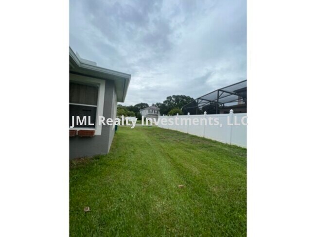 Building Photo - 3 bedroom 2 bath  corner lot in Oviedo's C...