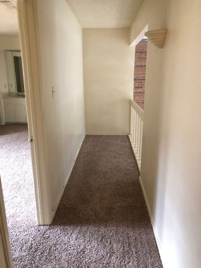 Building Photo - SUPER SPACIOUS 2 BEDROOM TOWNHOME