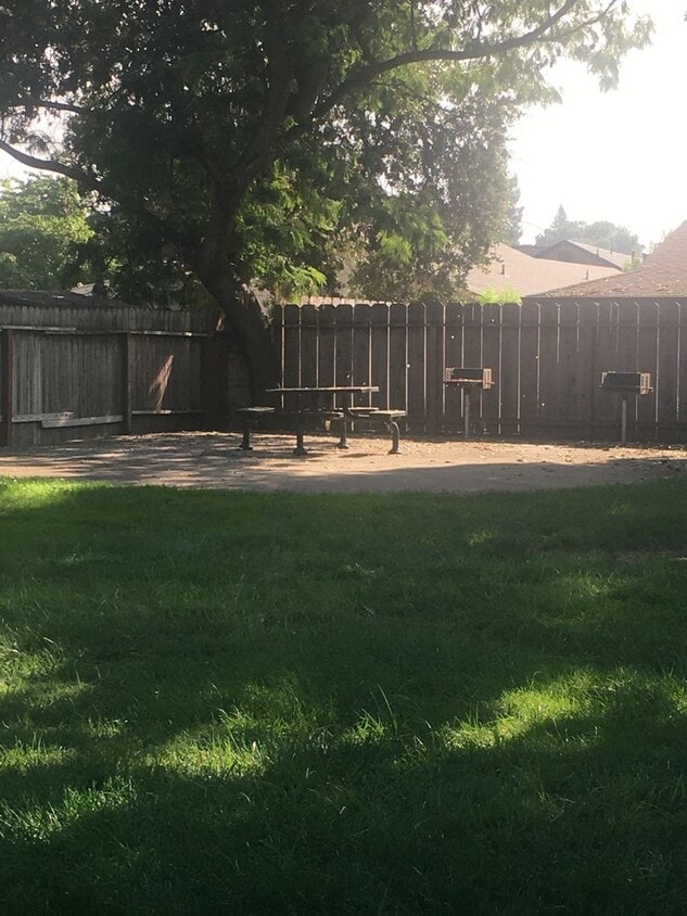 Primary Photo - Chico 2 bed, one bath Duplex Private court...