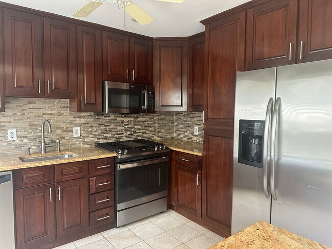 Cocina actualizada - 131 Country Club Dr