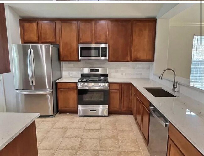 Foto del edificio - 15005 Fernhill Dr