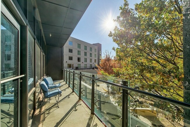 Building Photo - 1006 Houston St