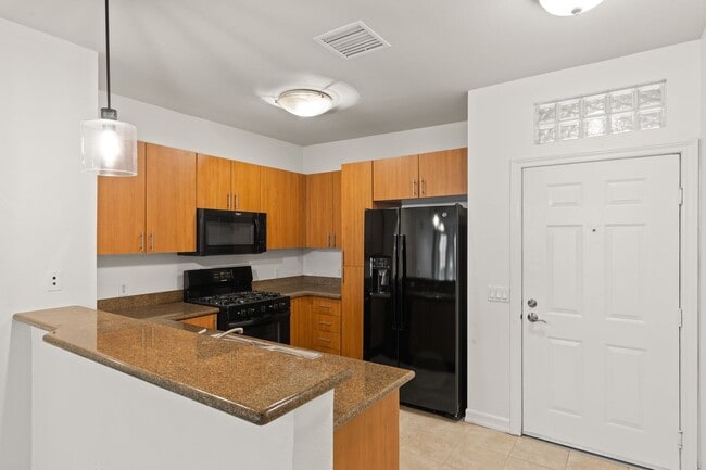 Building Photo - 2 Bed/2 Bath Condo available at Union Square!