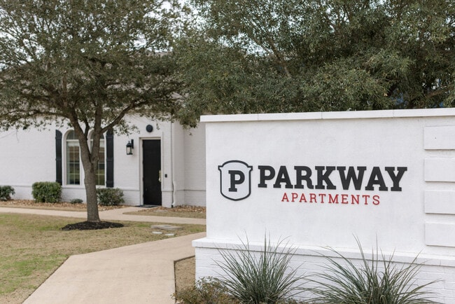 Building Photo - Parkway Place Apartments - Historical Acess