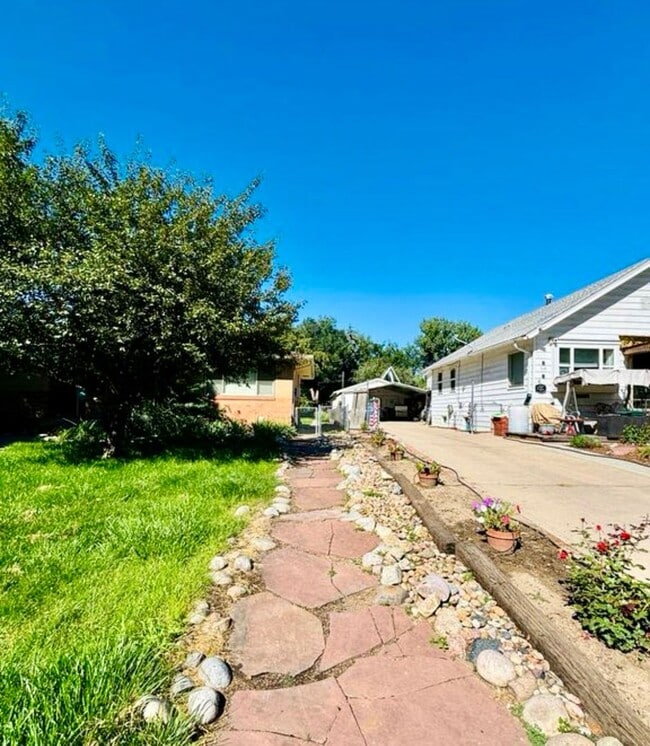 Building Photo - 723 Stover St