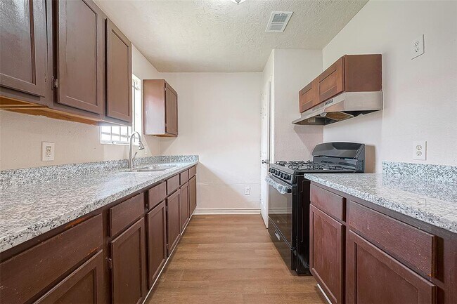 Foto del edificio - 15502 Corsair Rd