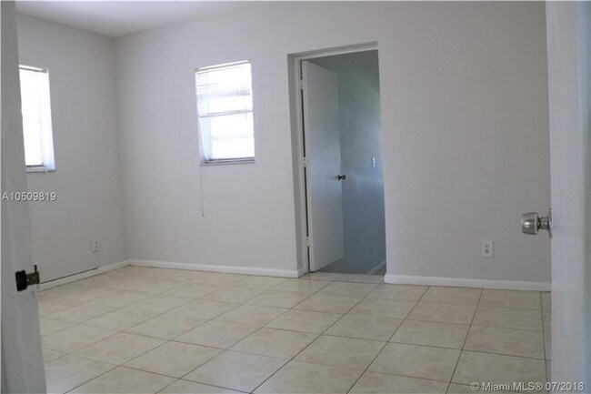 Foto del edificio - 711 NE 177th St