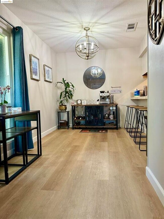 Foto del edificio - OPEN HOUSE THURSDAY AUGUST 22ND 11-11:30 A...