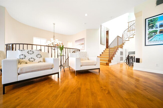 Second Floor Landing - 21577 Rambla Vis
