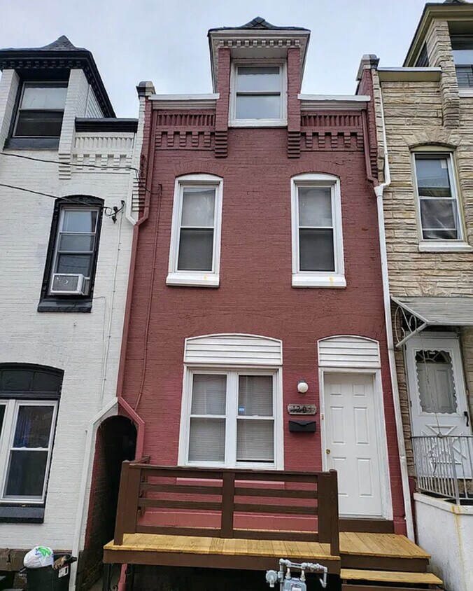 Primary Photo - 1205 Elm St
