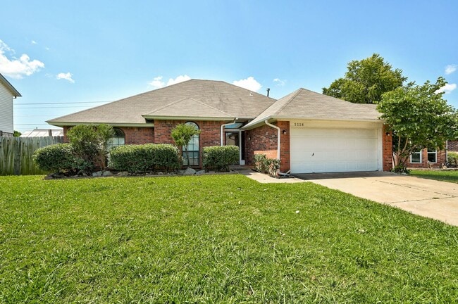 Building Photo - Spacious, Open, and Large 3 Bed/2 Bath Hom...