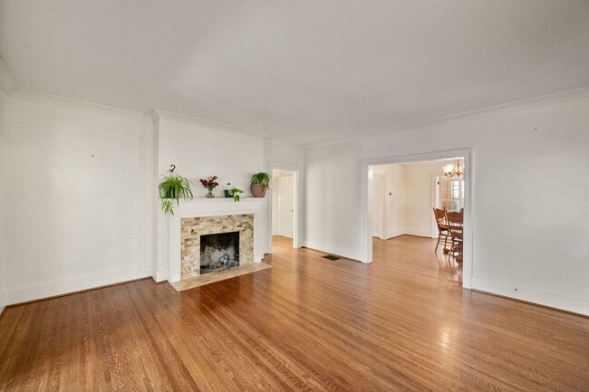 Foto del edificio - 4 Bed 2 Bath Home with a large backyard an...