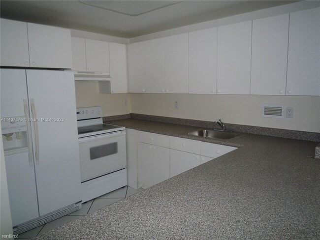 Building Photo - Studio, 1 bath Condo - 2301 Collins Ave Ap...