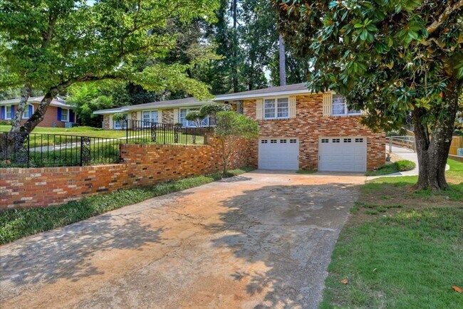 Foto del edificio - 2279 Overton Rd