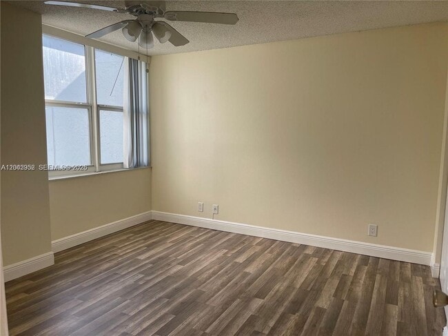Foto del edificio - 9401 Evergreen Pl