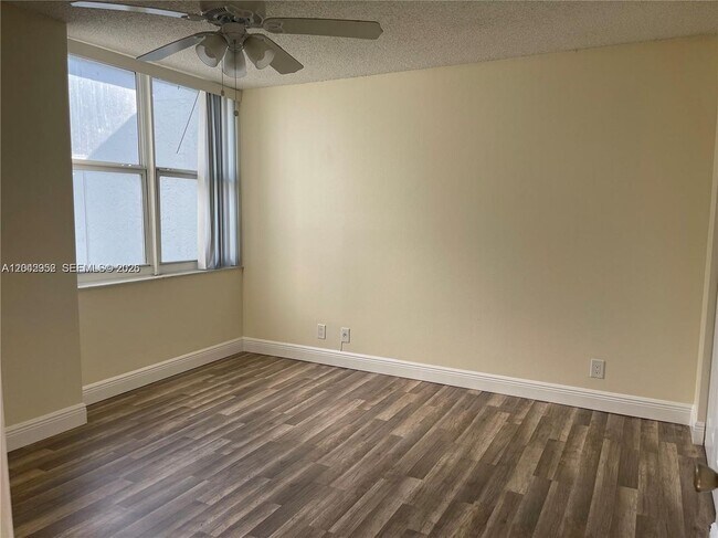 Building Photo - 9401 Evergreen Pl