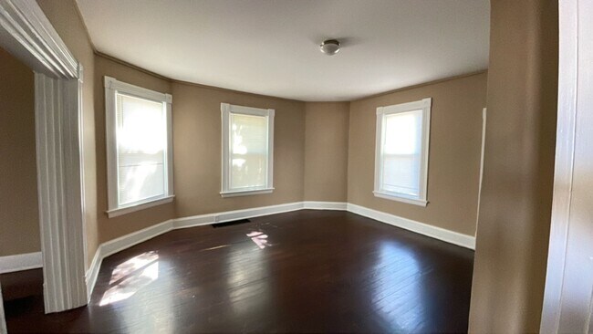 Building Photo - 3153 Glenmore Ave