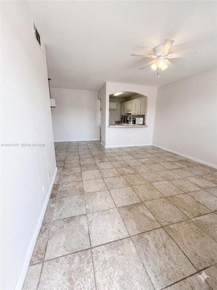 Foto del edificio - 10046 Winding Lake Rd