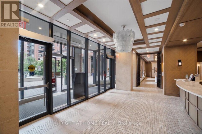 Photo du bâtiment - 830 Lawrence Ave W