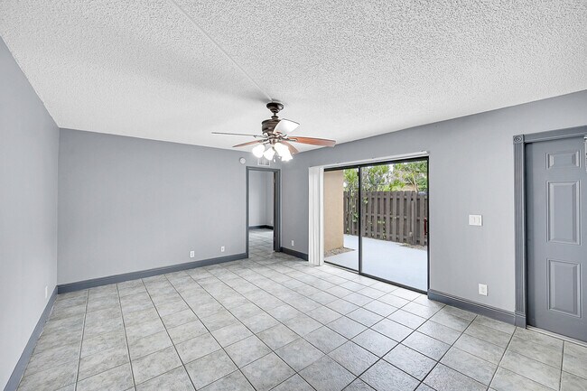 Foto del edificio - 1204 Waterview Cir