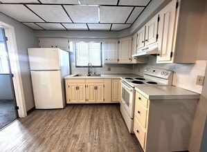 Building Photo - 10 Thompson St