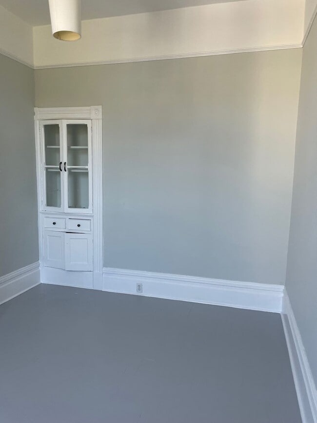 Building Photo - 2 BR/1 BA Single Family Home, Spacious Kit...
