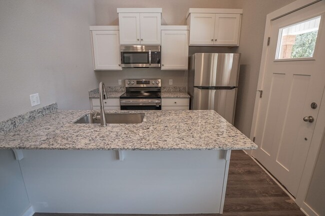 Building Photo - 2 bedroom 2 bath home!