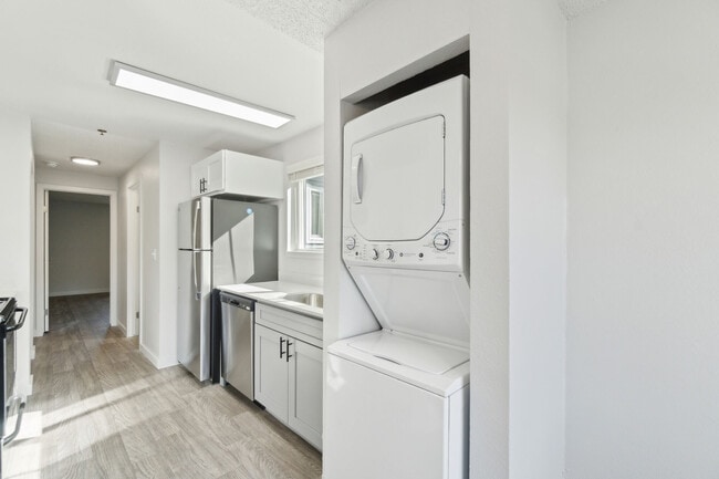 Building Photo - Spinnaker Apartments