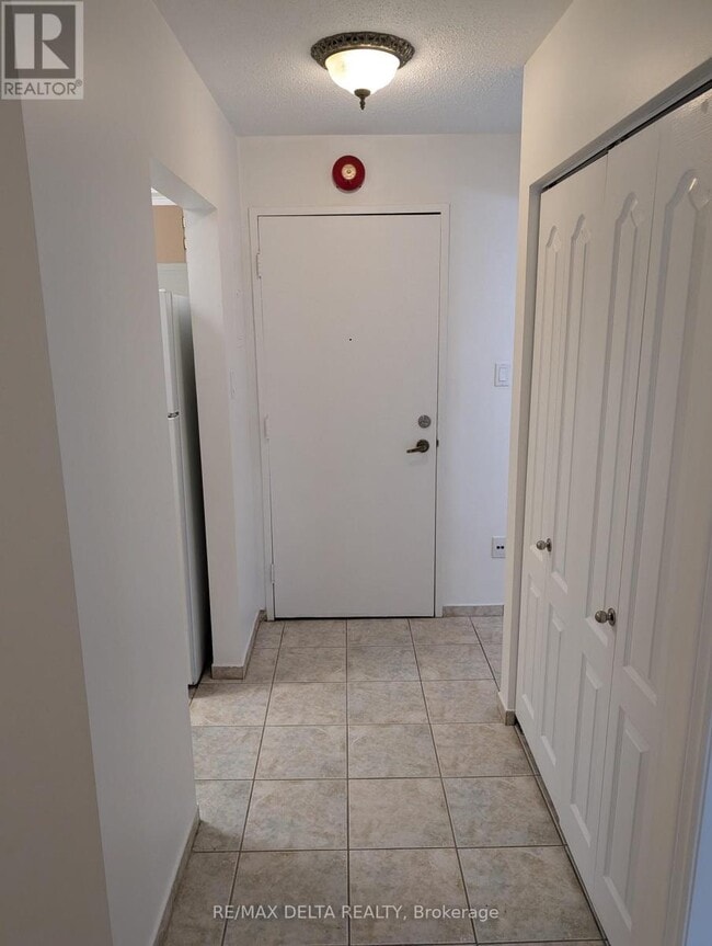 Building Photo - 2044 Arrowsmith Dr