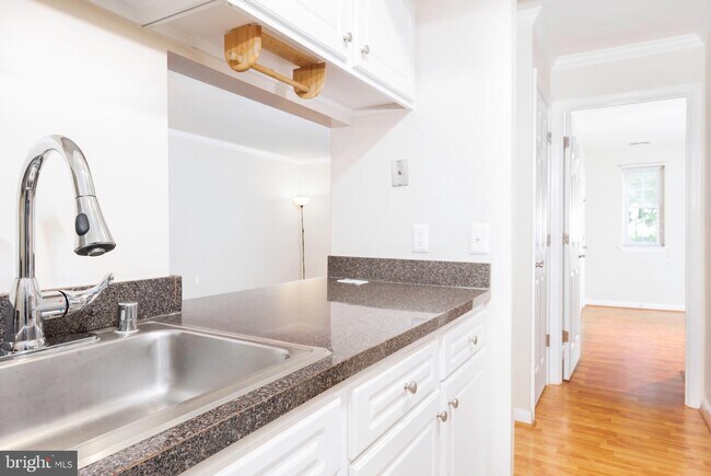 Foto del edificio - 8201 Whispering Oaks Way