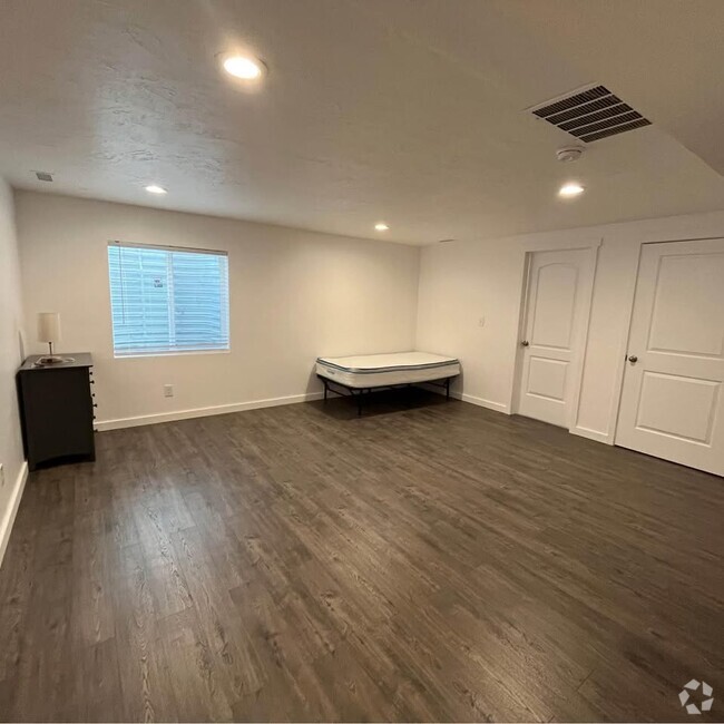 Building Photo - 368 N Passage Ct